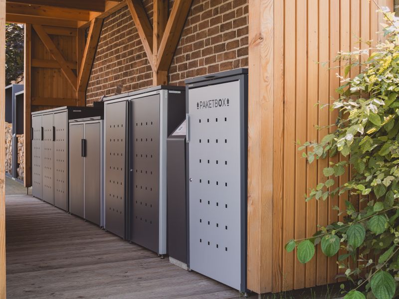 MEISTERBOX Mülltonnenboxen und Paketboxen in verschiedenen Farben in der Outdoor-Ausstellung Coesfeld